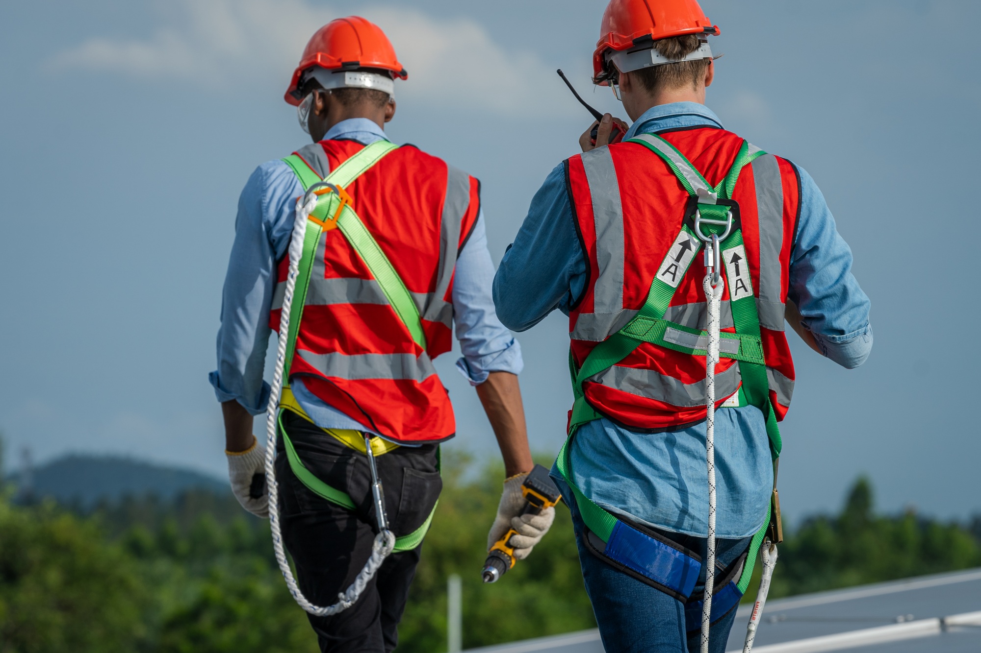 Fall arrestor device for worker with hooks for safety body harness.